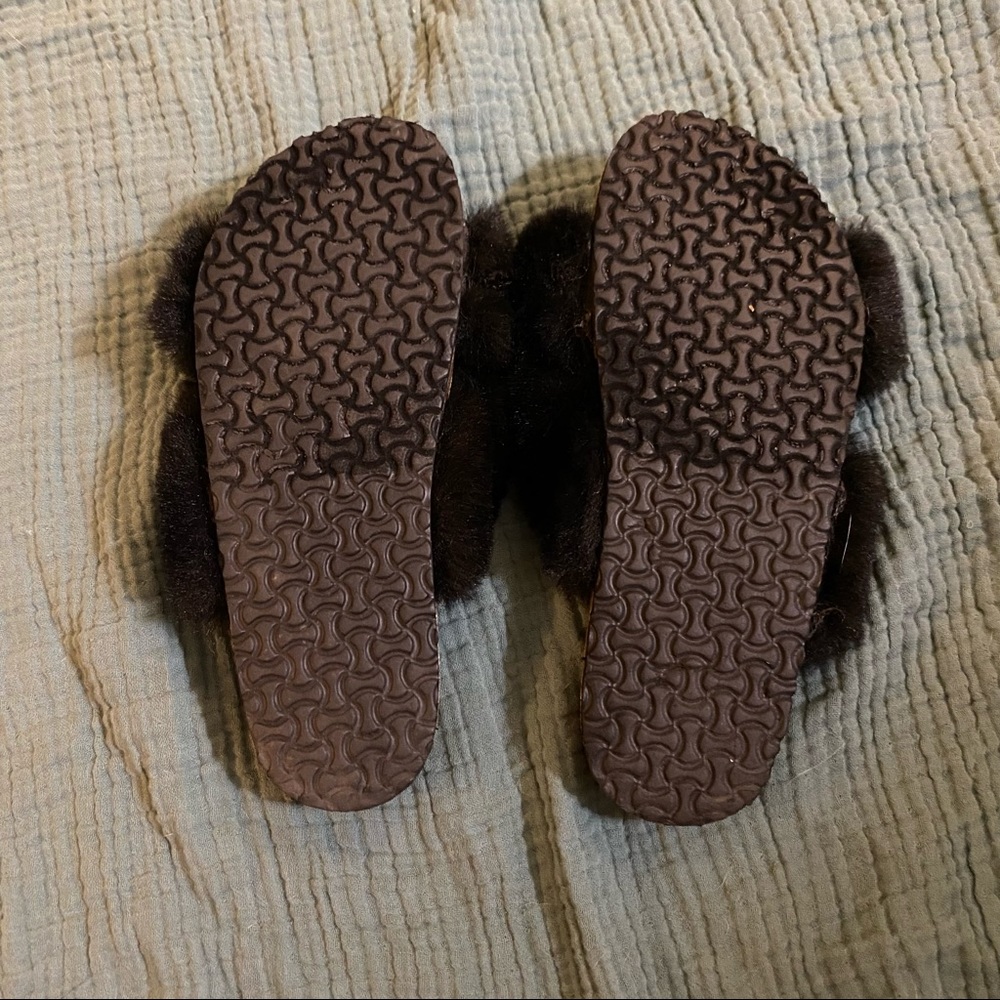 UO Fuzzy Slides - Picture 4 of 5